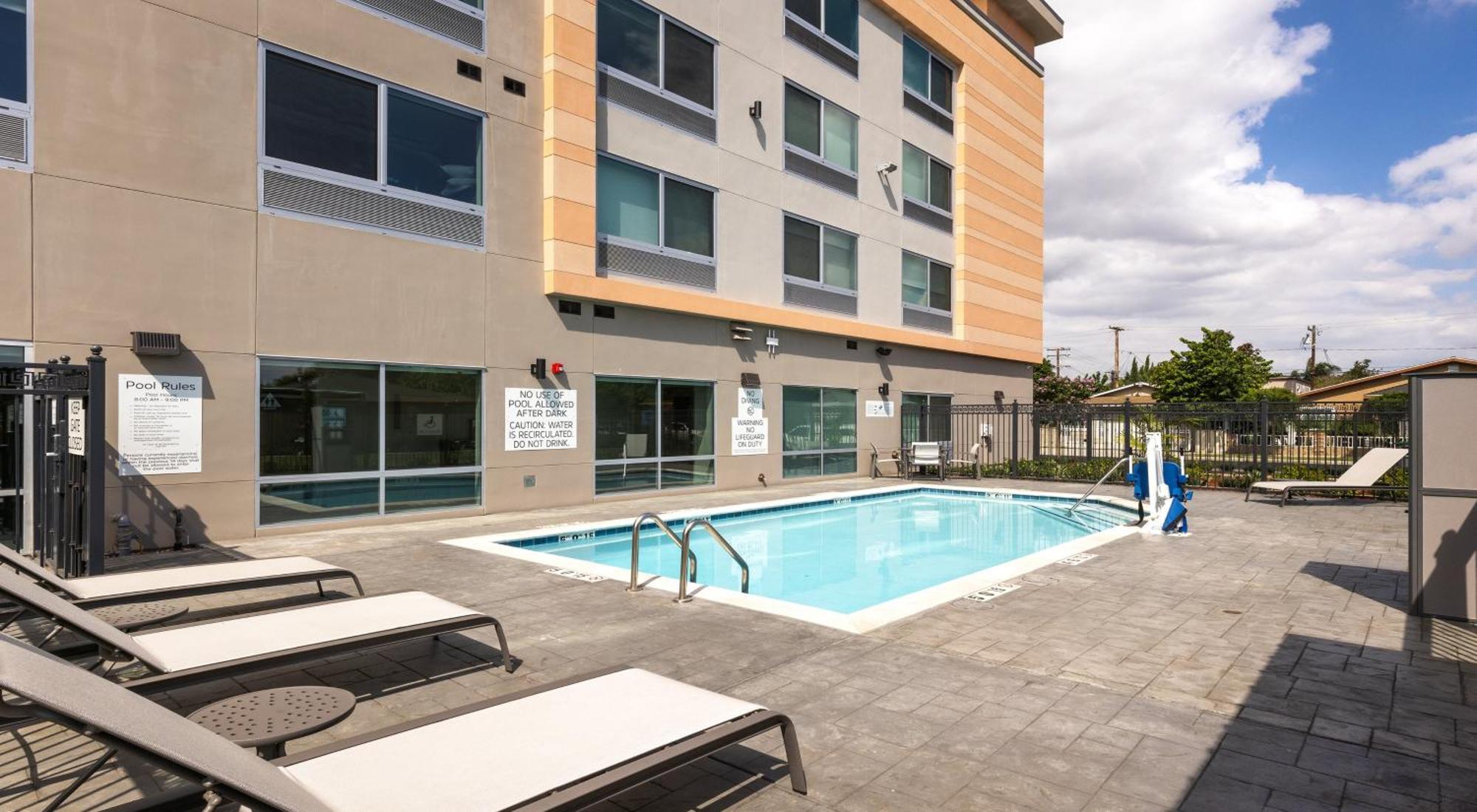 Holiday Inn Express & Suites - Hawaiian Gardens By Ihg Eksteriør billede