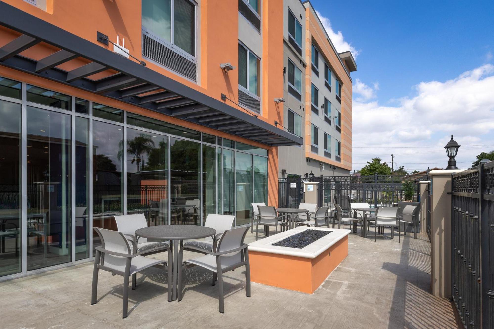 Holiday Inn Express & Suites - Hawaiian Gardens By Ihg Eksteriør billede