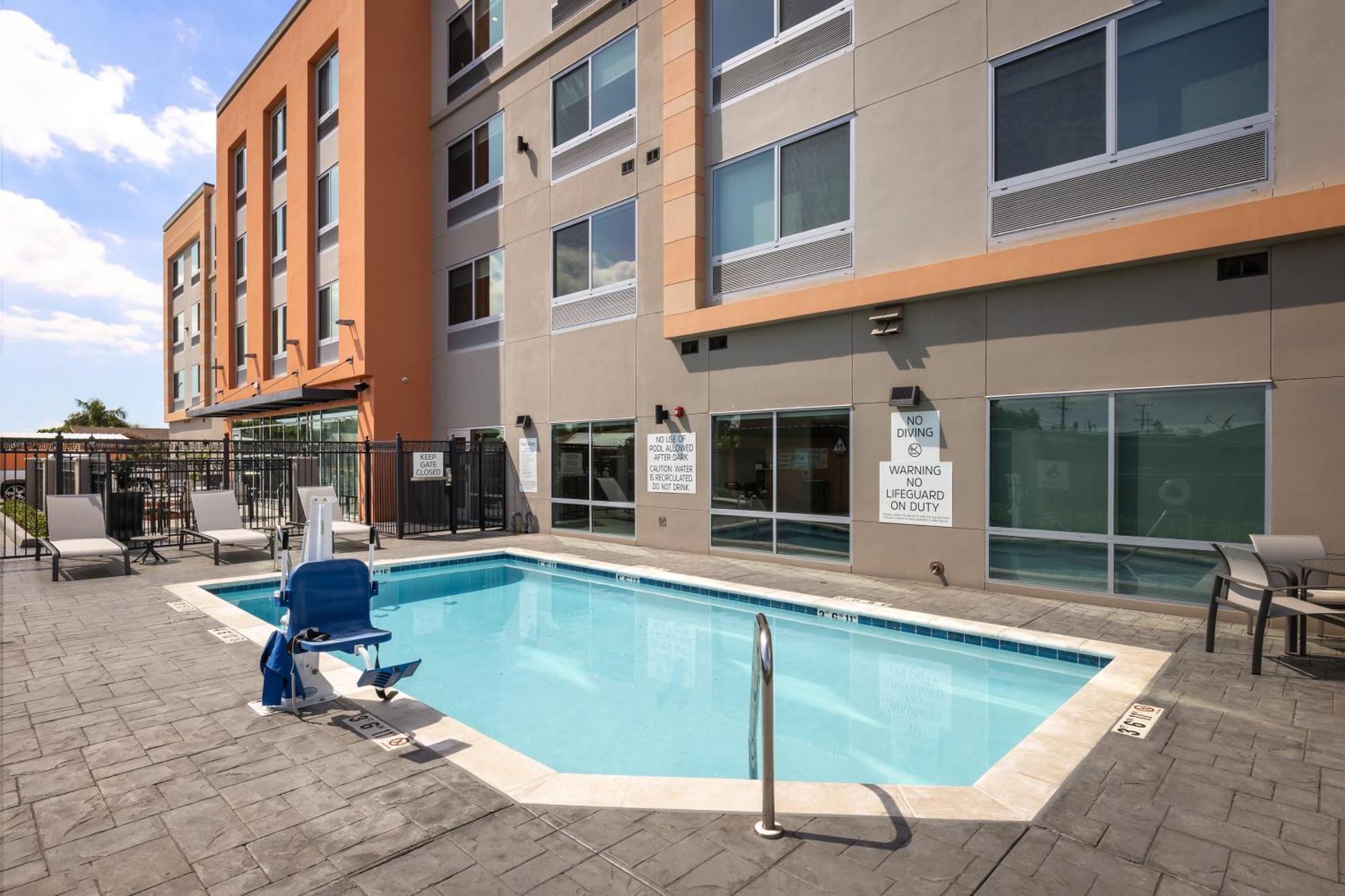 Holiday Inn Express & Suites - Hawaiian Gardens By Ihg Eksteriør billede