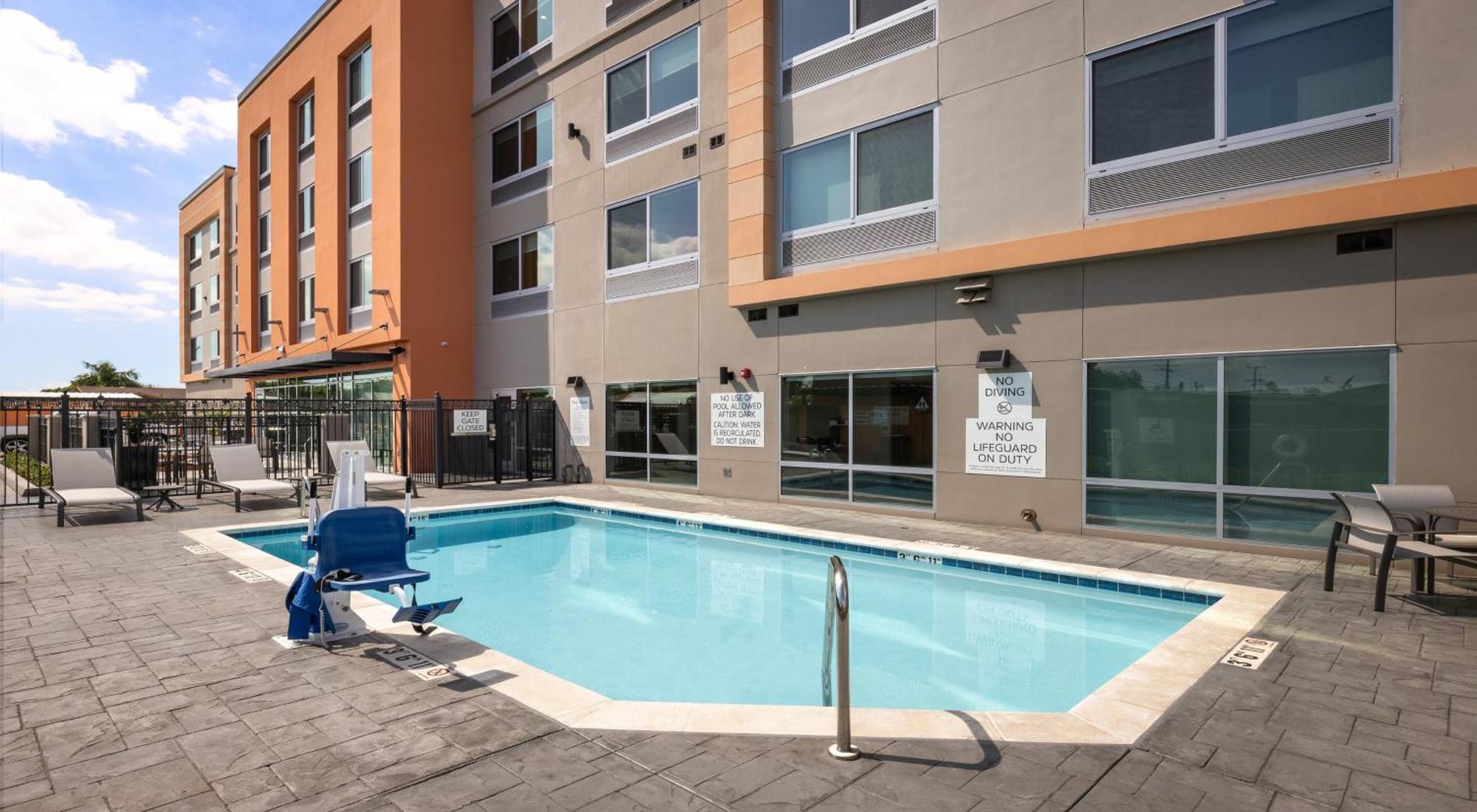 Holiday Inn Express & Suites - Hawaiian Gardens By Ihg Eksteriør billede